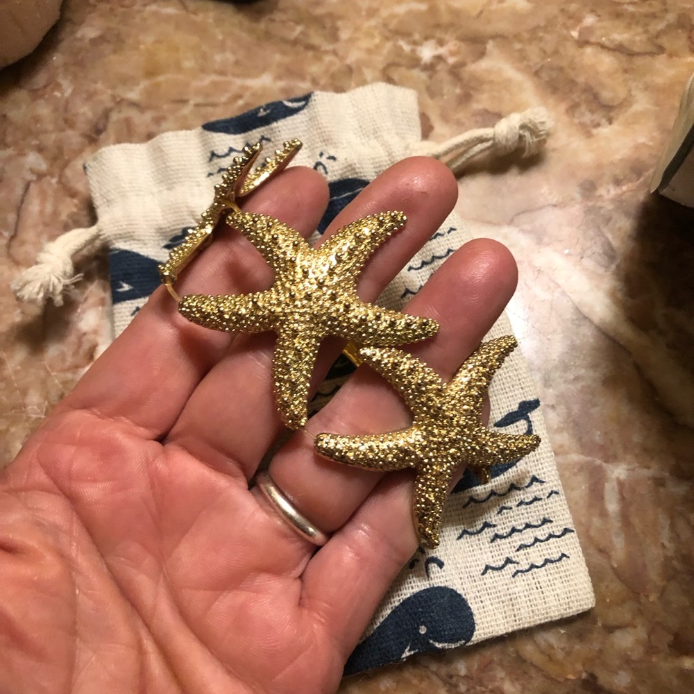 Adorable Gold-tone Textured Starfish Stretch Bracelet